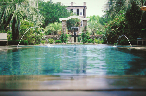 Perimeter overflow swimming pool