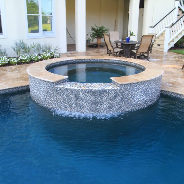 Outdoor pool with circle hot tub