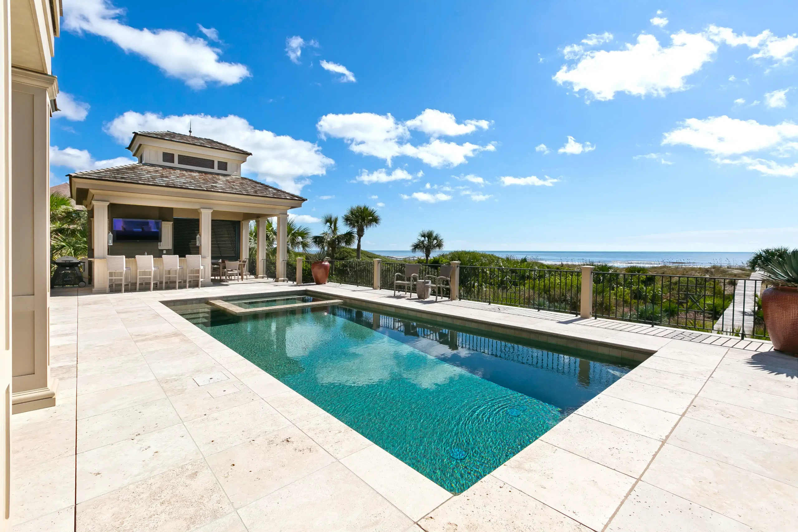 What to Know Before Hiring a Luxury Pool Builder in Mount Pleasant
