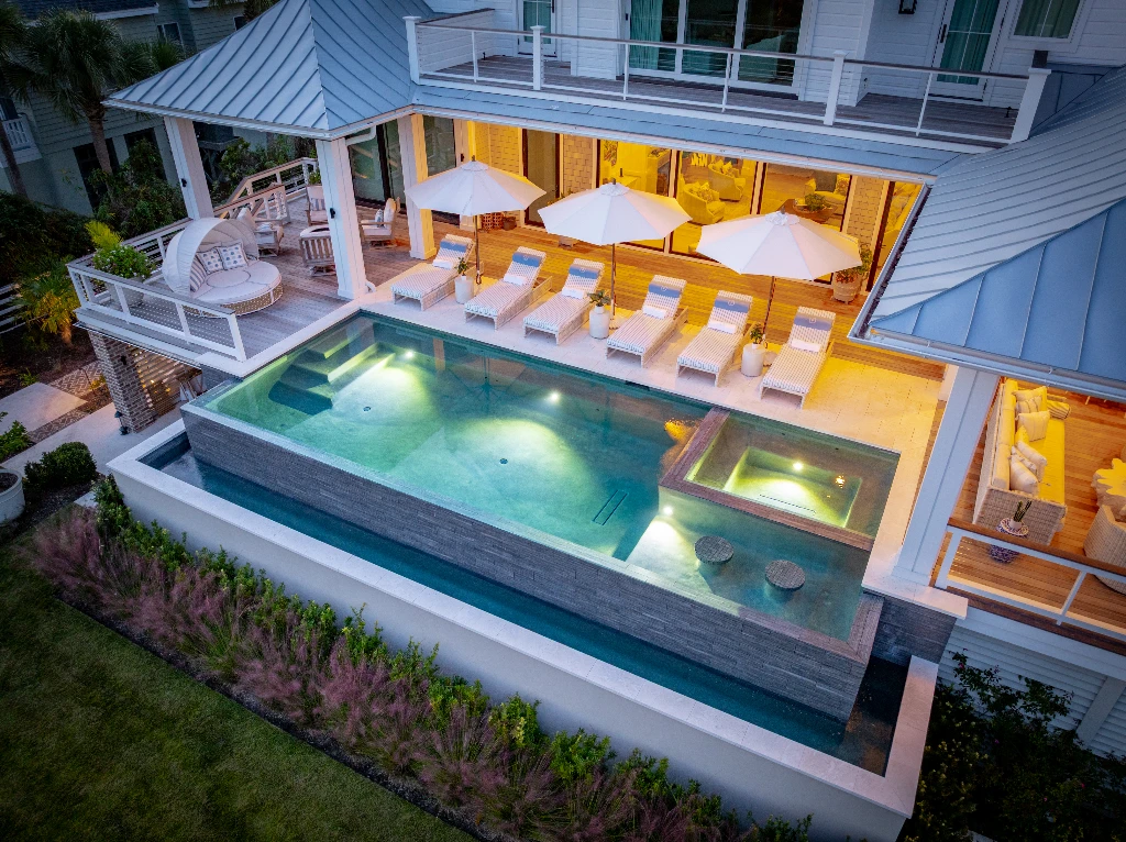 5 Benefits of Custom LED Pool Lighting