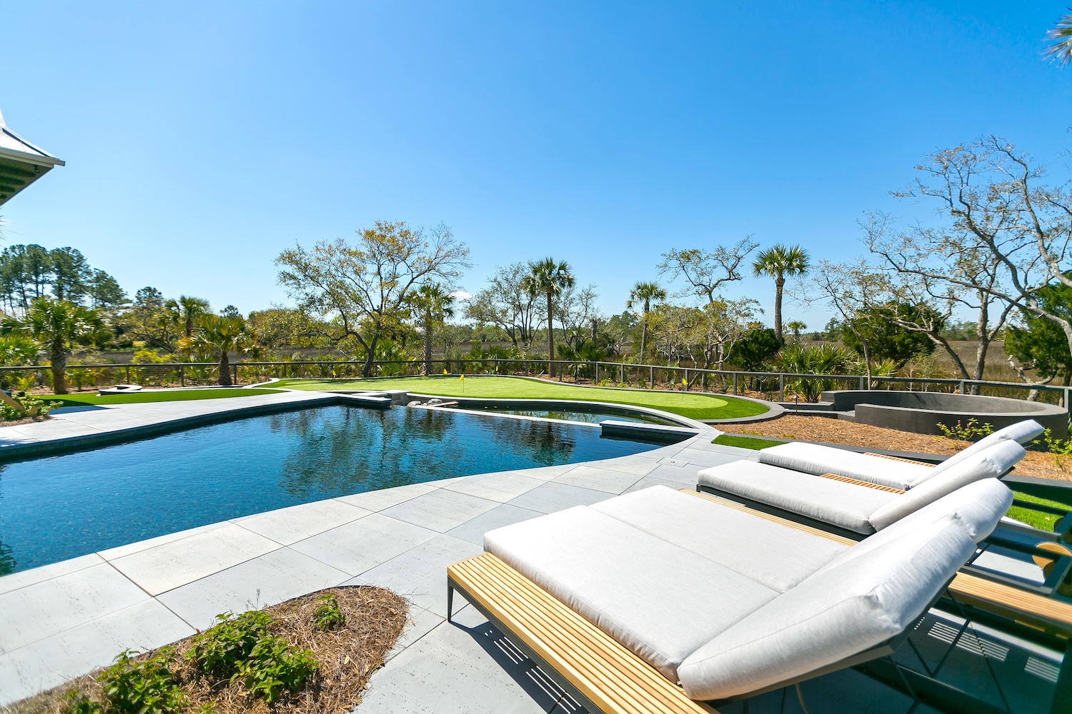 Infinity Pool Builders in Kiawah Island: Modern Coastal Design for Waterfront Homes